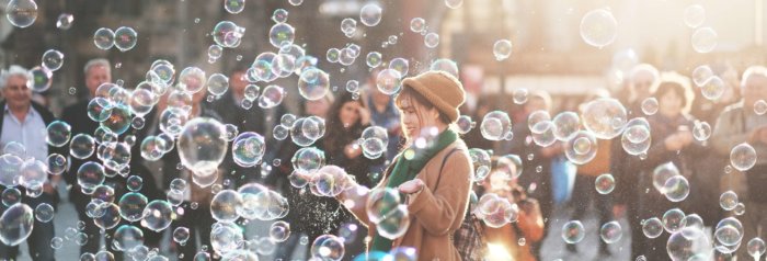 シャボン玉でキラキラの風景と女性