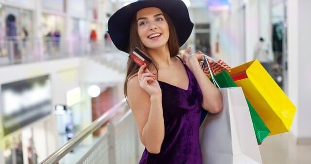 買い物を楽しんでいる女性